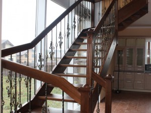 Деревянная лестница из ясеня КП "Юсупово"